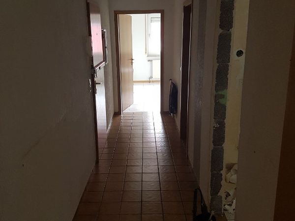 Klick-PVC im Flur (vorher) – Malerfachbetrieb Bonk, Bochum